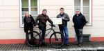 Fünf Personen mit Fahrrad vor dem Gemeindeamt Breitenau