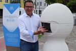 Bürgermeister Christian Haberhauer desinfiziert seine Hände bei dem wie ein Außerirdischer aussehenden Spender aus dem 3D-Betondruckverfahren